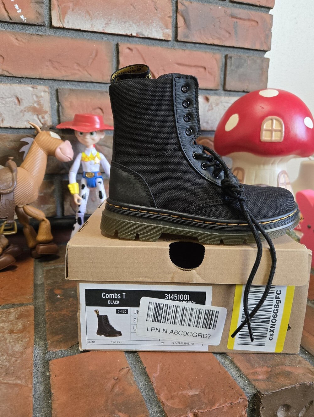 Dr. Martens Combs T Black